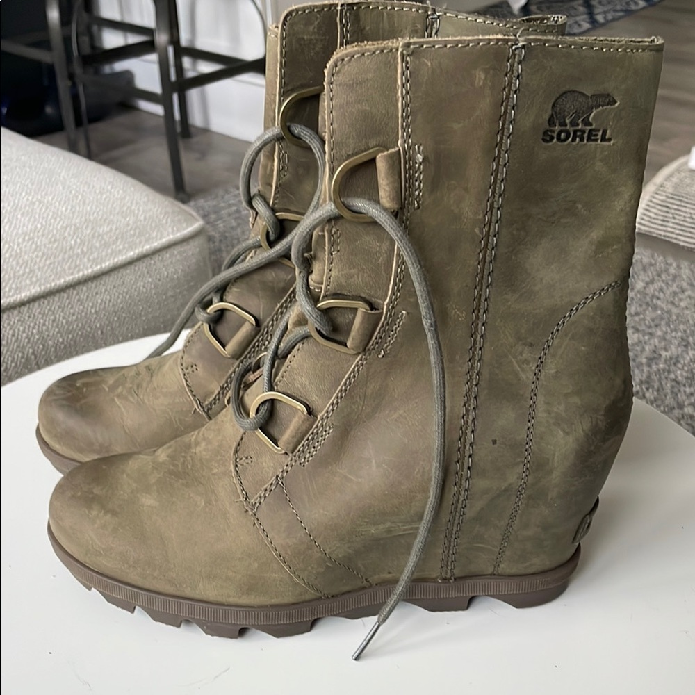 Sorel Joan of Arctic in army green